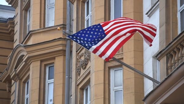 Государственный флаг США на фасаде здания посольства США в Москве - Sputnik Литва