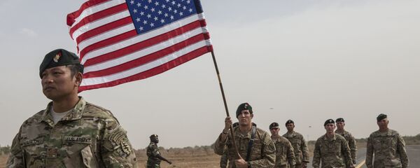 Американские военнослужащие с флагом США Американские военнослужащие с флагом США - Sputnik Lietuva
