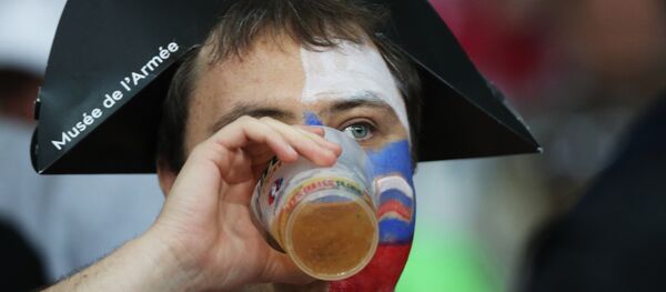 Российский болельщик перед началом матча, архивное фото Российский болельщик перед началом матча, архивное фото - Sputnik Литва