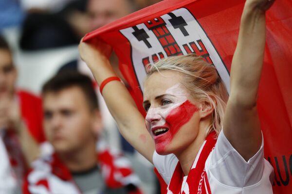 Болельщица Польши на игре германия против Польши на Чемпионате Европы по футболу в 2016 году - Sputnik Литва