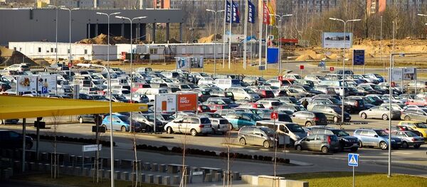 Стоянка автомобилей у супермаркета, архивное фото - Sputnik Литва