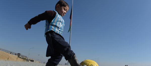 Молодой фанат Лионеля Месси, Муртаза Ахмади, играет в футбол в Кабуле 1 февраля 2016 года Молодой фанат Лионеля Месси, Муртаза Ахмади, играет в футбол в Кабуле 1 февраля 2016 года - Sputnik Литва