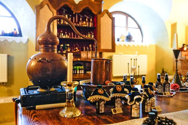 В старинной парфюмерной лаборатории гости могут сделать свой собственный аромат - Sputnik Литва