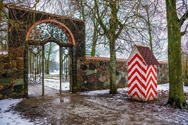 Старинные кованые ворота встречают гостей Пакруойской усадьбы - Sputnik Литва