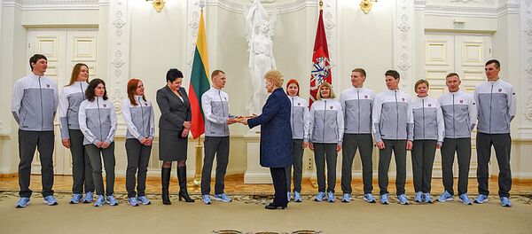 Lietuvos sportininkų delegacijai įteikta šalies trispalvę Lietuvos sportininkų delegacijai įteikta šalies trispalvę - Sputnik Lietuva