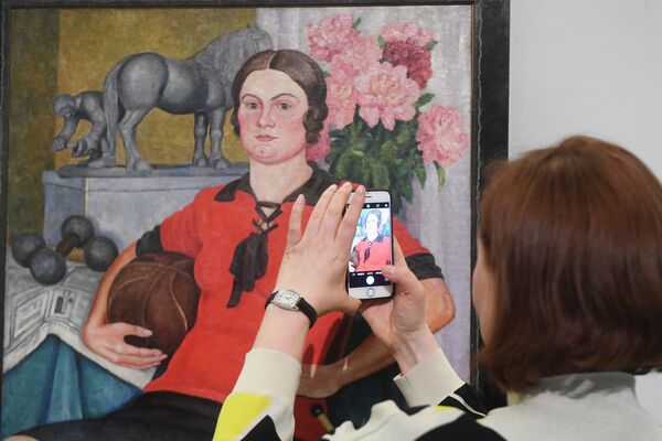 Посетительница на выставке Жены в Музее русского импрессионизма в Москве - Sputnik Литва