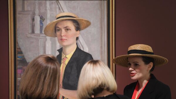 Посетители на выставке Жены в Музее русского импрессионизма в Москве - Sputnik Литва