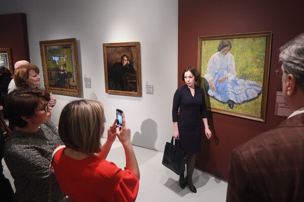 Посетители на выставке Жены в Музее русского импрессионизма в Москве - Sputnik Литва