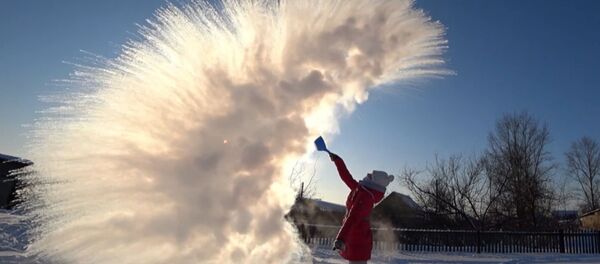 Как снять видео с эффектом испаряющегося кипятка на морозе - Sputnik Литва