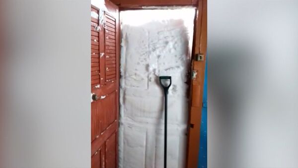Жителя Сахалина завалило снегом в его доме - Sputnik Lietuva