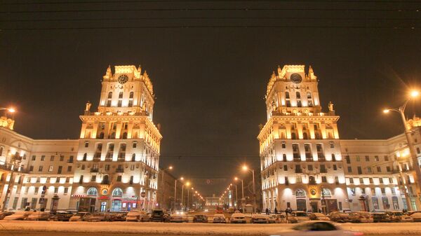 Ночной вид привокзальной площади центрального железнодорожного вокзала Минска. - Sputnik Литва