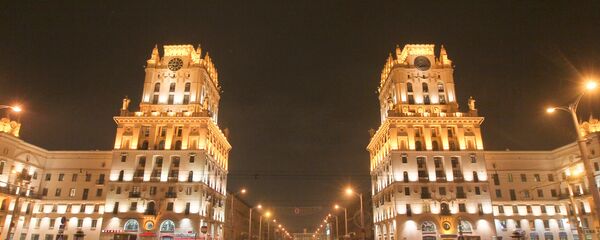 Ночной вид привокзальной площади центрального железнодорожного вокзала Минска. - Sputnik Литва