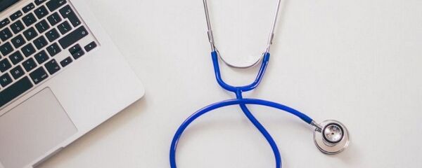 Стетоскоп и ноутбук - Sputnik Литва