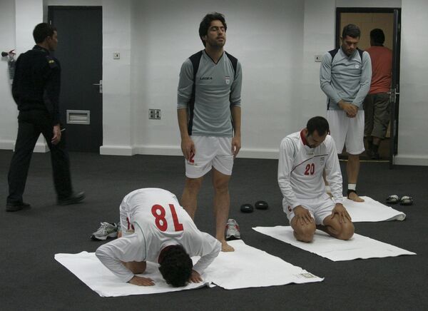 Иранские футболисты рассчитывают на собственные силы и помощь Всевышнего. 2011 год – товарищеский матч сборных России и Ирана - Sputnik Литва