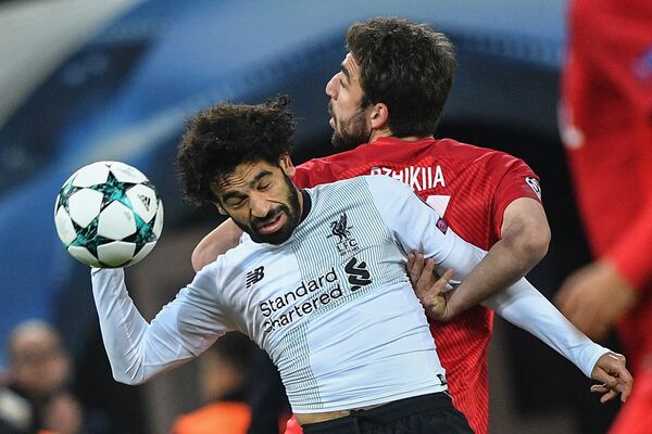 Мохаммед Салах – полузащитник сборной Ливерпуля и сборной Египта – в борьбе против защитника Спартака и сборной России Георгия Джикия - Sputnik Литва