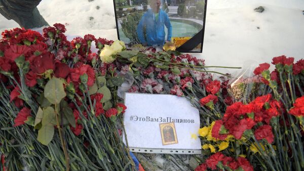 Цветы в память о погибшем летчике Р. Филипове у здания Минобороны РФ - Sputnik Литва