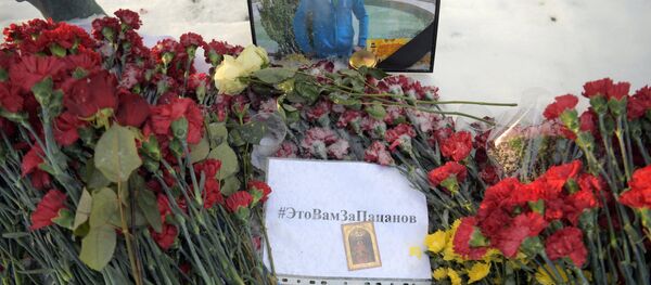 Цветы в память о погибшем летчике Р. Филипове у здания Минобороны РФ Цветы в память о погибшем летчике Р. Филипове у здания Минобороны РФ - Sputnik Литва