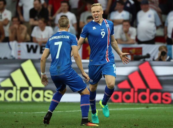 Нападающий сборной Исландии Колбейнн Сигторссон отмечает взятие ворот сборной Англии, ставшее для Наших парней победным - Sputnik Литва