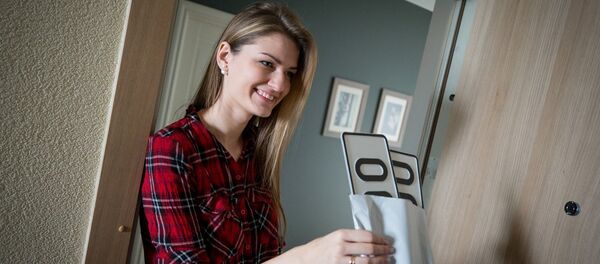 Regitra numerio ženklus pristato į namus Regitra numerio ženklus pristato į namus - Sputnik Lietuva