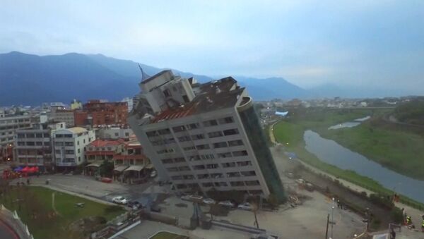 Последствия разрушительного землетрясения на Тайване - Sputnik Литва