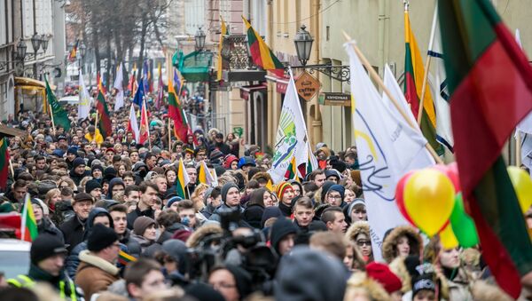 Толпа с флагами в Вильнюсе, архивное фото - Sputnik Литва