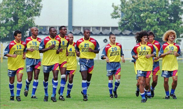 Сборная Колумбии во время последней тренировки перед отъездом на Кубок мира 1998 года во Францию - Sputnik Литва