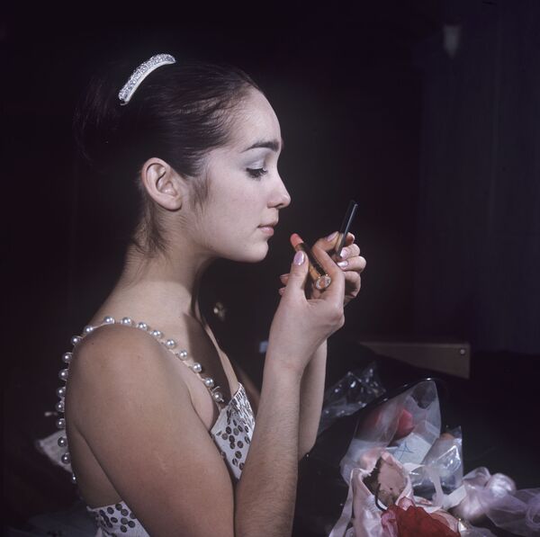 Балерина Гюзель Апанаева наносит макияж, 1970 год - Sputnik Lietuva