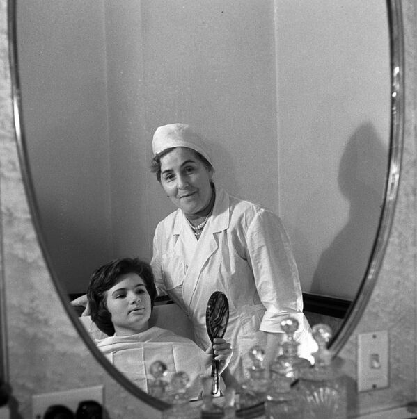 Салон-парикмахерская в гостинице Украина: мастер-косметолог и клиентка, 1963 год - Sputnik Lietuva