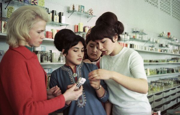 В торговом зале нового универсального магазина, открывшегося в Ашхабаде, Туркменская ССР, 1968 год - Sputnik Литва