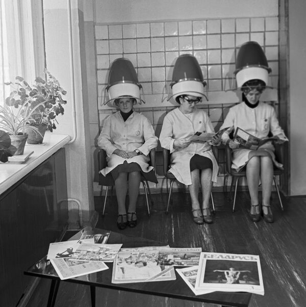 Женщины сидят в парикмахерской под сушилками для волос, 1980 год - Sputnik Lietuva
