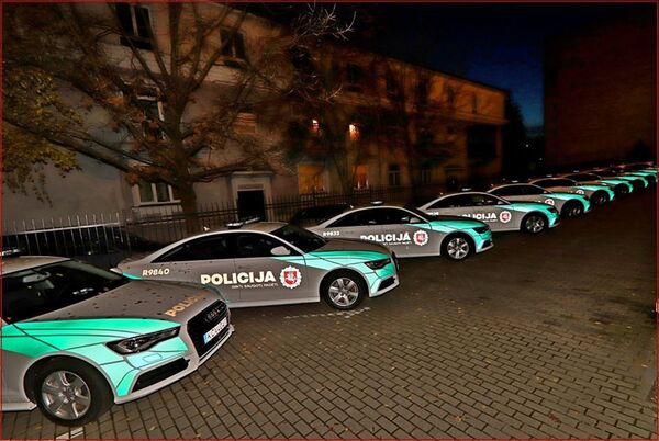 Новые служебные автомобили литовской полиции Новые служебные автомобили литовской полиции - Sputnik Lietuva