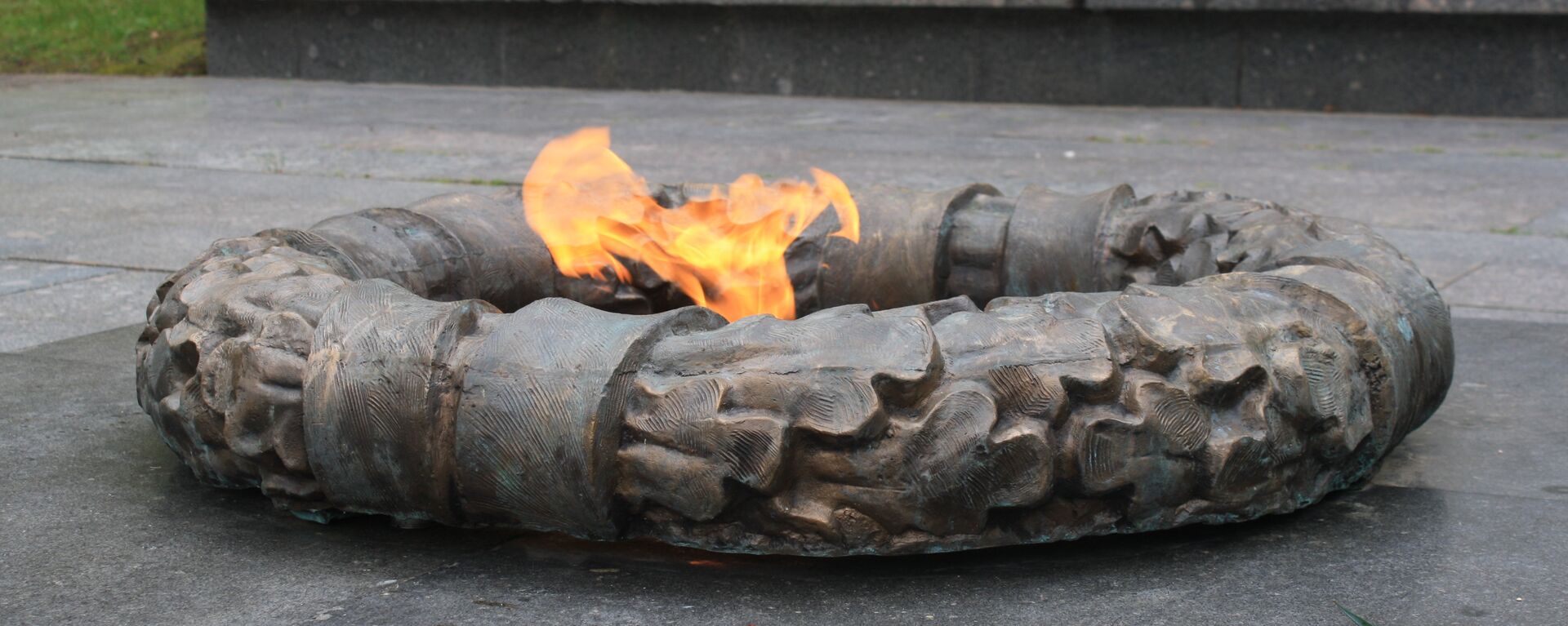 Вечный огонь на Антакальнисском кладбище Вильнюса  - Sputnik Литва, 1920, 06.05.2022