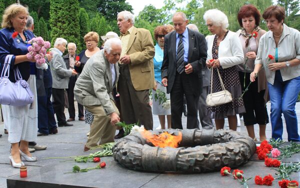 Gėles prie Amžinosios ugnies deda veteranai - Sputnik Lietuva