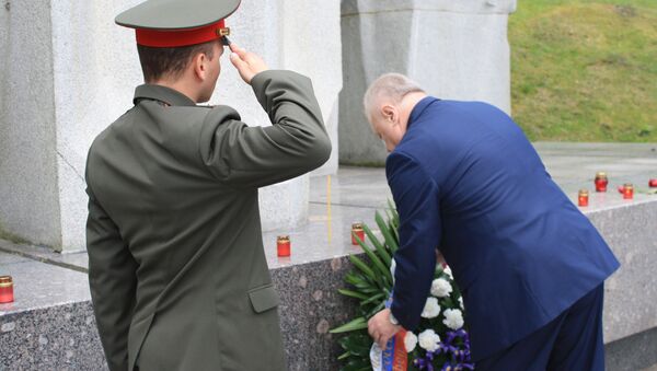 ЧиП посол РФ в Литве А.Удальцов возлагает венок к мемориалу на Антакальнисском кладбище Вильнюса - Sputnik Lietuva