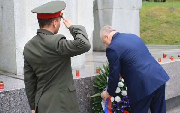 Rusijos ambasadorius Lietuvoje Aleksandras Udalcovas deda vainiką prie memorialo Antakalnio kapinėse Vilniuje. Nuotrauka iš įvykio vietos - Sputnik Lietuva