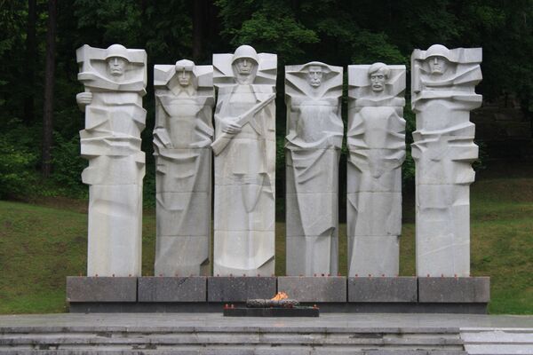 Мемориал советским воинам-освободителям на Антакальнисском кладбище Вильнюса - Sputnik Литва