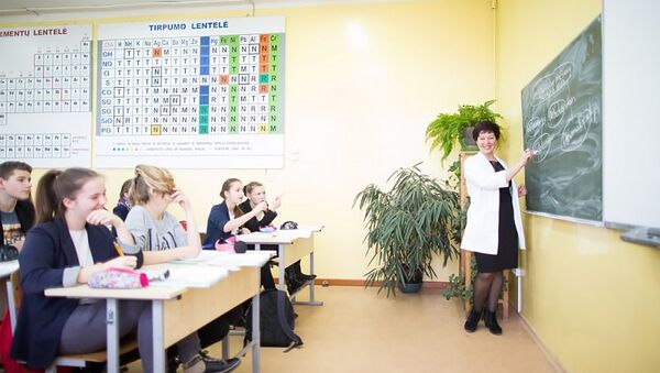 Преподаватель в школе, архивное фото - Sputnik Литва