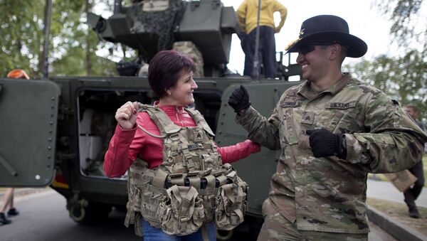 Солдат армии США танцует с женщиной во время военных учений Dragoon Ride II в 160 км от Вильнюса, Литва - Sputnik Литва
