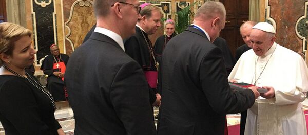 Папе Римскому Франциску вручили флаг Литвы, архивное фото Папе Римскому Франциску вручили флаг Литвы, архивное фото - Sputnik Литва