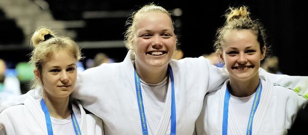 Литовская дзюдоистка Юстина Кмеляускайте (в центре) Литовская дзюдоистка Юстина Кмеляускайте (в центре) - Sputnik Литва