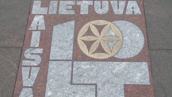 Aikštėje prie Prezidentūros atidaryta šimtmečiui skirta grindinio plytelė - Sputnik Lietuva