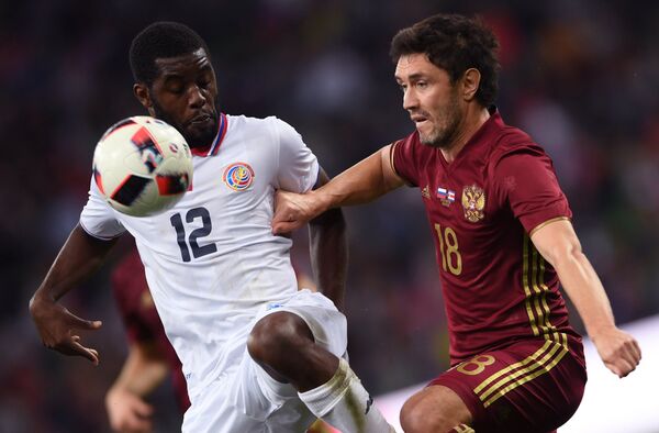 Игрок сборной Коста-Рики Хоэль Кэмпбелл (слева) и игрок сборной России Юрий Жирков в товарищеском матче между сборными двух стран в 2016 году. - Sputnik Литва