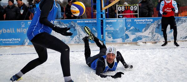 На Олимпиаде в Пхенчхане презентовали волейбол на снегу На Олимпиаде в Пхенчхане презентовали волейбол на снегу - Sputnik Lietuva