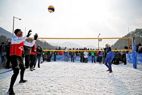 На Олимпиаде в Пхенчхане презентовали волейбол на снегу На Олимпиаде в Пхенчхане презентовали волейбол на снегу - Sputnik Lietuva