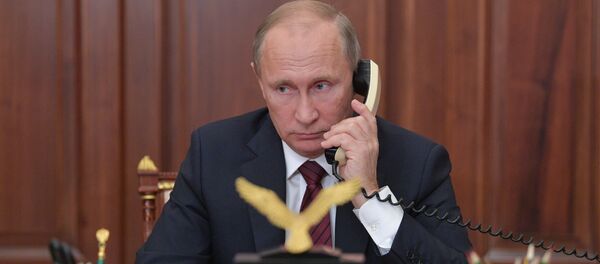 Президент РФ Владимир Путин во время телефонного разговора, архивное фото - Sputnik Литва