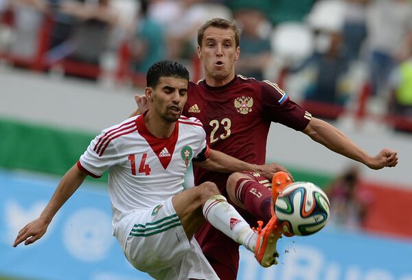 Бывший игрок Локомотива Мубарак Буссуфа и полузащитник Спартака Дмитрий Комбаров в ходе товарищеской встречи национальных сборных в 2014 году. - Sputnik Литва