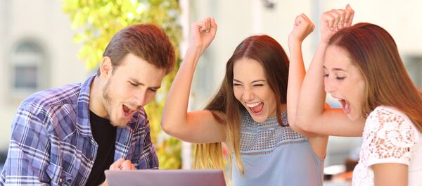 Молодые люди за ноутбуком, архивное фото - Sputnik Литва