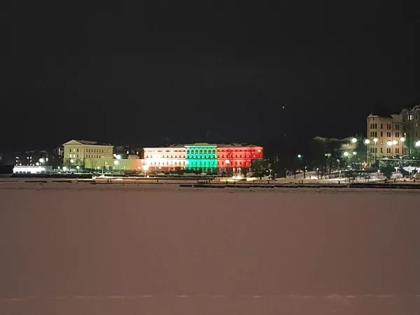 Lietuvos trispalvės spalvos puošia Suomijos užsienio reikalų ministeriją Lietuvos trispalvės spalvos puošia Suomijos užsienio reikalų ministeriją - Sputnik Lietuva