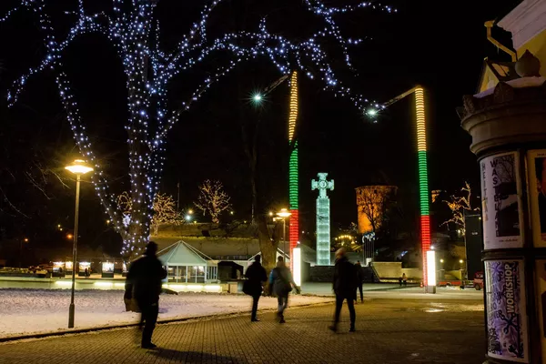Geltona, žalia ir raudona spalvomis Vasario 16-osios išvakarėse sužibo Talino Laisvės aikštėje esantys stulpai Geltona, žalia ir raudona spalvomis Vasario 16-osios išvakarėse sužibo Talino Laisvės aikštėje esantys stulpai - Sputnik Lietuva