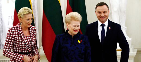 Президент Литвы Даля Грибаускайте, президент Польши Анджей Дуда и его жена Агата Корнхаузер-Дуда - Sputnik Литва